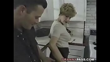 Granny Fucks Young Dick In The Kitchen хвидеос порно смотреть