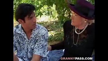 Granny Seduces Young Guy хвидеос порно смотреть